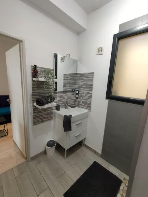 Patio Cosy Apartment Thizy-les-Bourgs Exterior photo